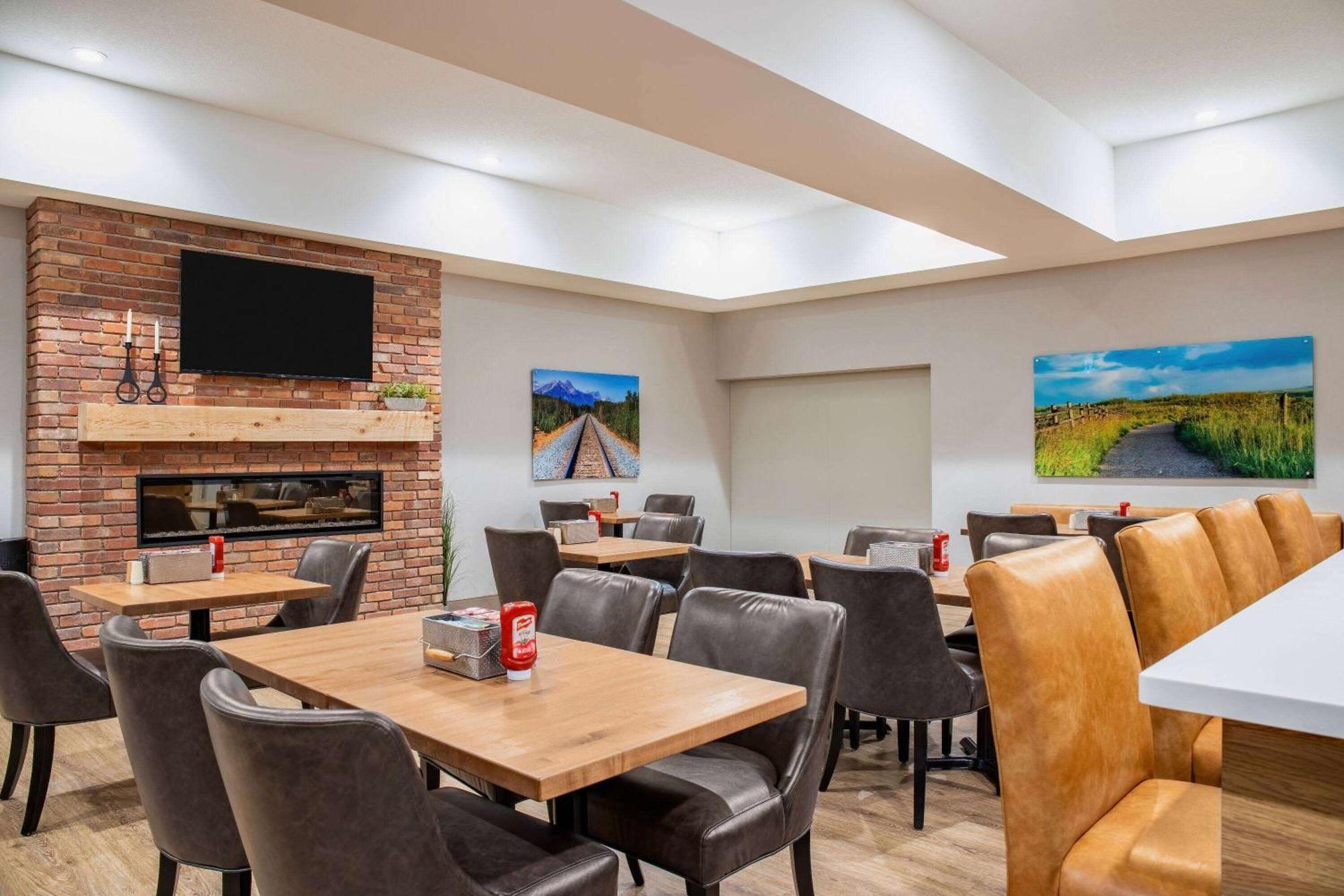Ramada By Wyndham Cochrane Hotel Luaran gambar