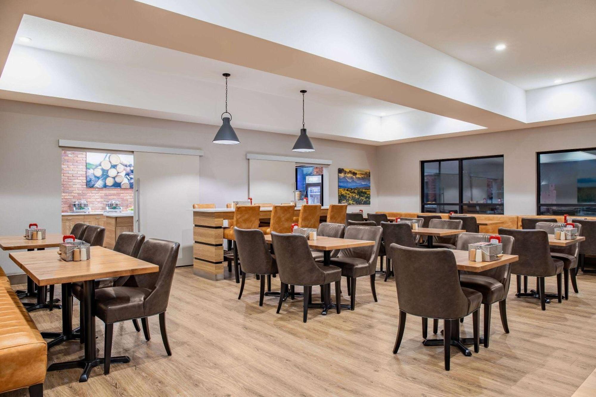 Ramada By Wyndham Cochrane Hotel Luaran gambar